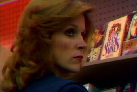 © Judith Barry, Casual Shopper, 1980–81, Video (Farbe, Ton), 32 Min., Sammlung Generali Foundation – Dauerleihgabe am Museum der Moderne Salzburg, © Judith Barry vlcsnap-2025-03-06-15h34m24s815